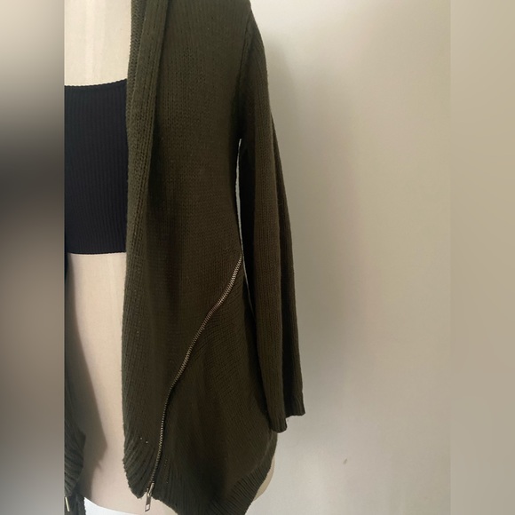 LF Open Hi Lo Cardigan with Gold Zipper Detail - Picture 5 of 7